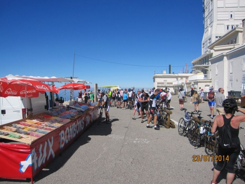 sommet habituel, cyclistes et marchands